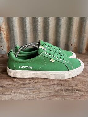 Cariuma x Pantone collaboration unisex low sneakers